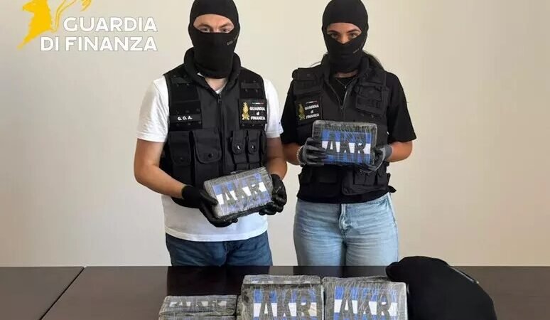 Due pacchi dalla Spagna con 24 chili di cocaina, un arresto