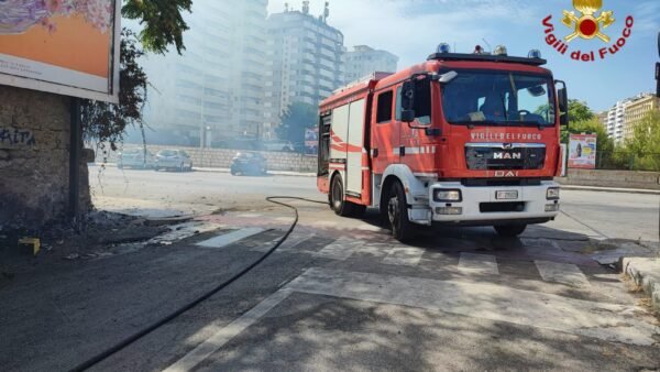 Palermo. Incendo distrugge tre autovetture