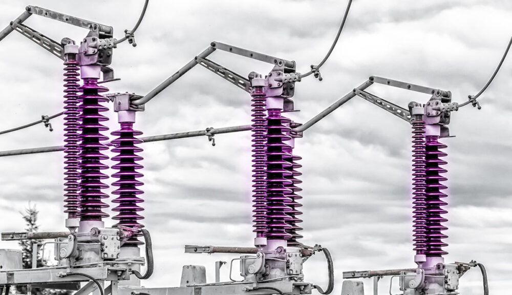 Isolatori elettrici ad alta tensione con riflessi viola