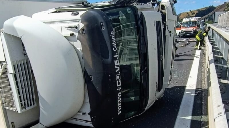 Code chilometriche per un Tir che si è ribaltato sulla Catania-Messina