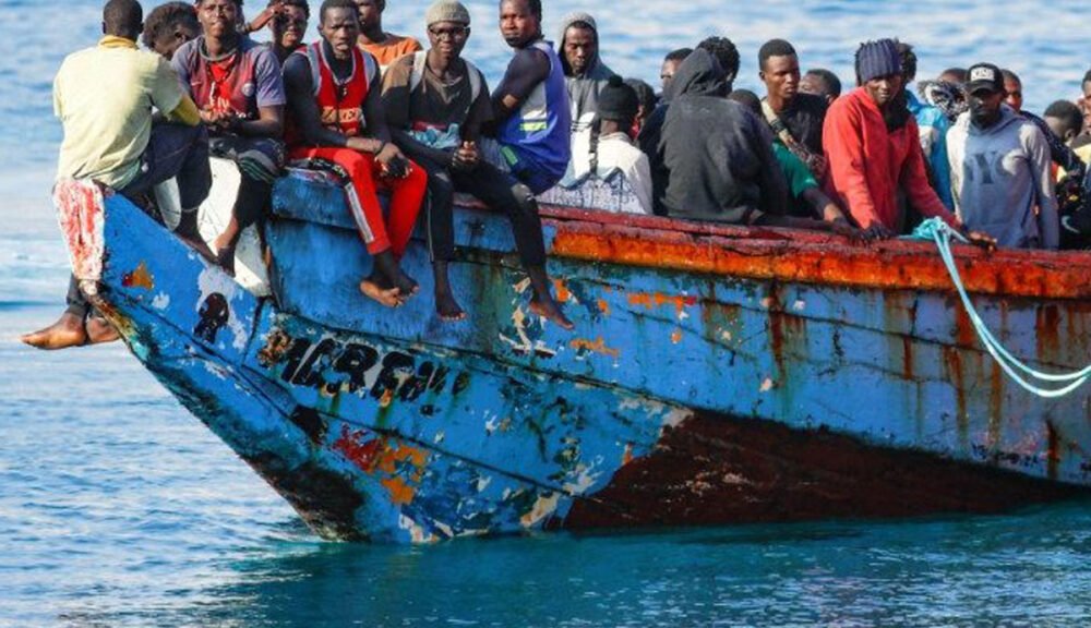 Migranti su barcone in mare aperto