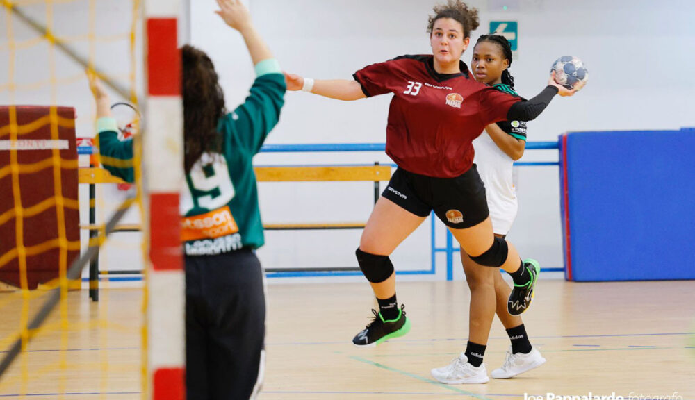 Chiara Priolo in azione durante una partita di pallamano con l’Handball Erice