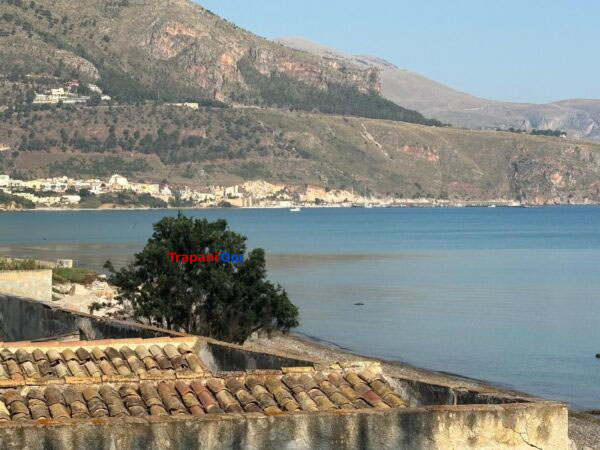 Vista costiera di castellammare con evidenti chiazze marroni in mare, segno di liquami o inquinamento, sullo sfondo – TrapaniOggi.
