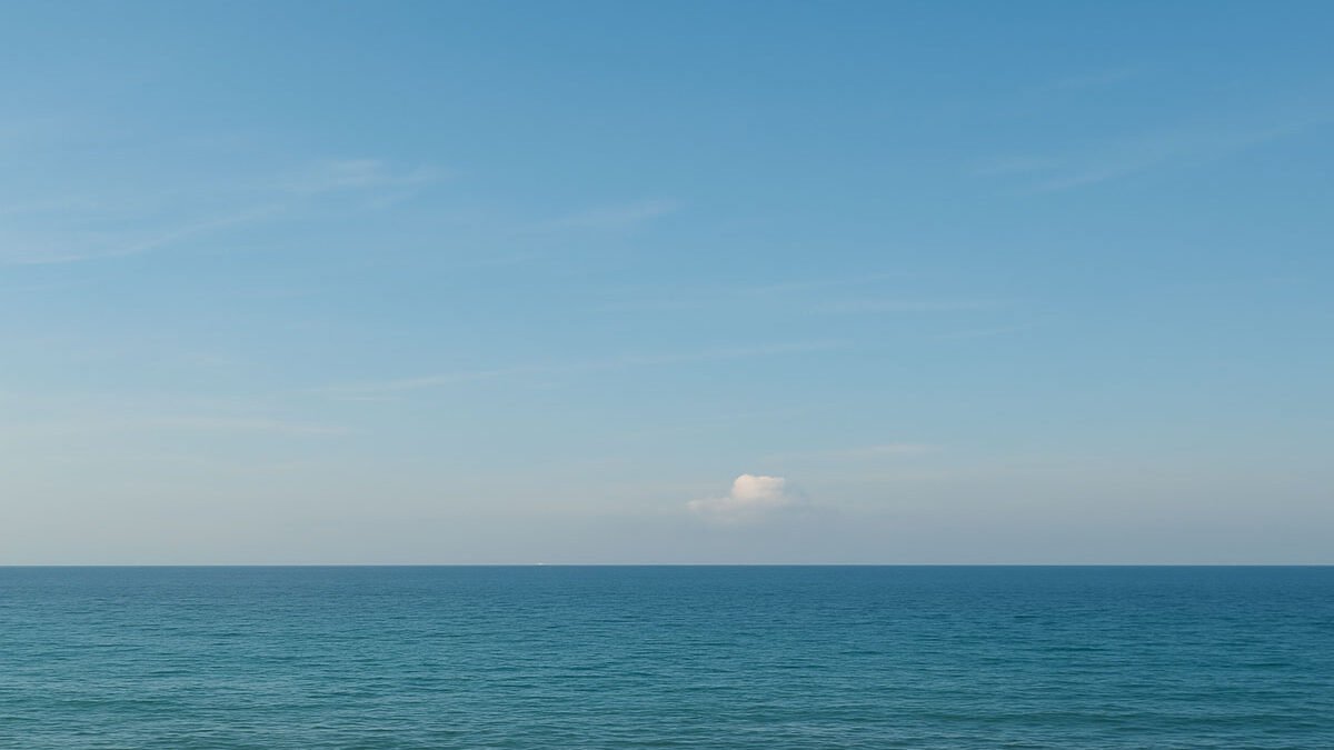 mare calmo cielo sereno