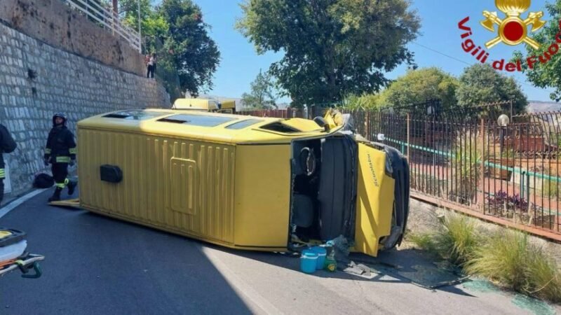 Pulmino si ribalta con 21 bambini a bordo, salgono a sei i feriti