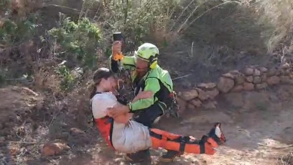 Soccorso Alpino e Aeronautica militare in azione allo Zingaro per soccorrere una turista