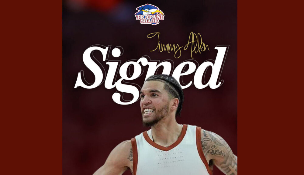 Timmy Allen firma con Trapani Shark, MVP BNXT League con maglia bianca e logo della squadra in alto