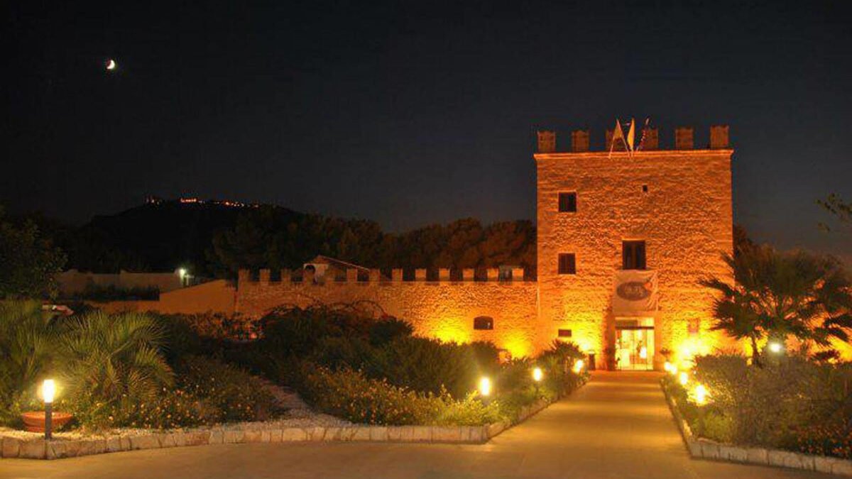 Torre Xiare Hotel Valderice illuminata di notte