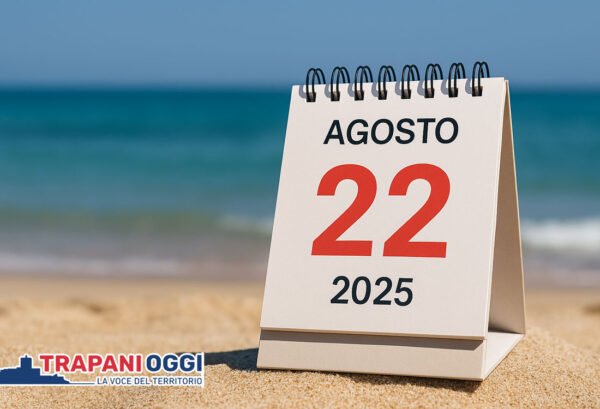 Calendario da tavolo con la data 22 agosto 2025 su una spiaggia di Trapani