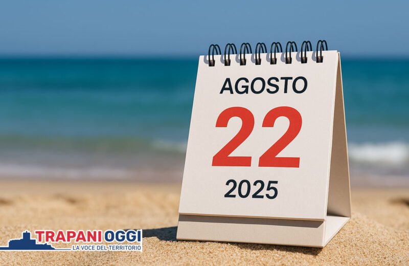 Calendario da tavolo con la data 22 agosto 2025 su una spiaggia di Trapani