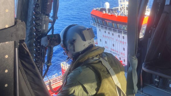 Equipaggio dell’aeronautica militare soccorre un marittimo a largo di Trapani
