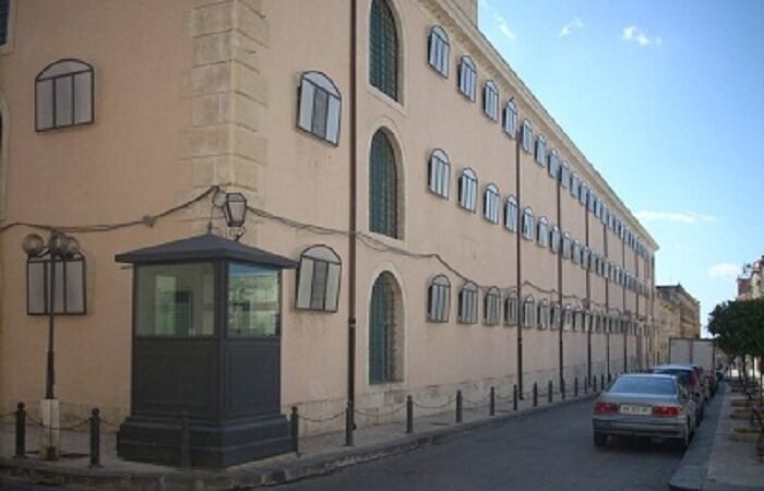 Carcere di Noto, detenuto aggredisce agente