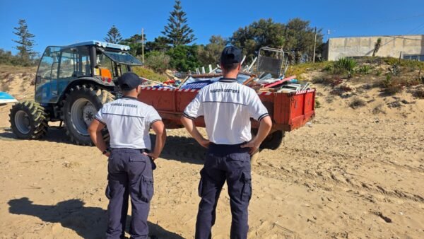 Campobello di Mazara. Sequestrate cento tra sdraio e ombrelloni