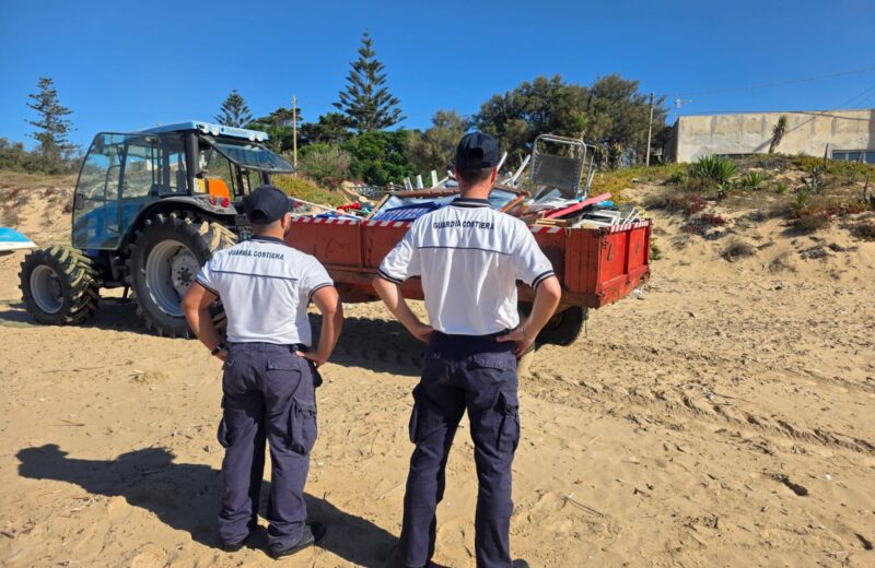 Campobello di Mazara. Sequestrate cento tra sdraio e ombrelloni