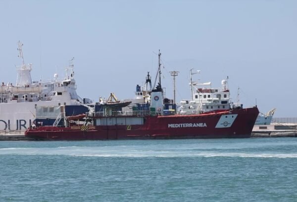Fermata al porto di Trapani, la nave della Ong Mediterranea
