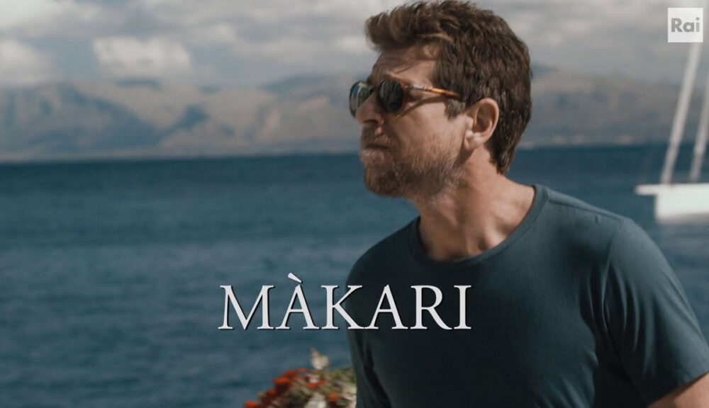 Claudio Gioè in una scena della serie TV Màkari con sfondo marino siciliano