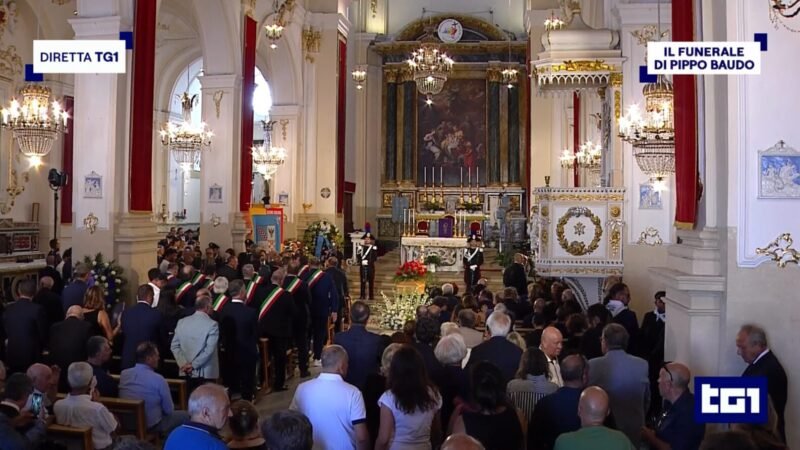 In migliaia per l’ultimo saluto a Pippo Baudo a Militello in Val di Catania