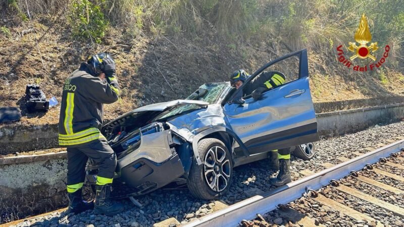 Cefalù, esce di strada con l’automobile e finisce sulla linea ferrata