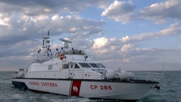 Migranti si tuffano in mare per raggiungere nave, tre dispersi