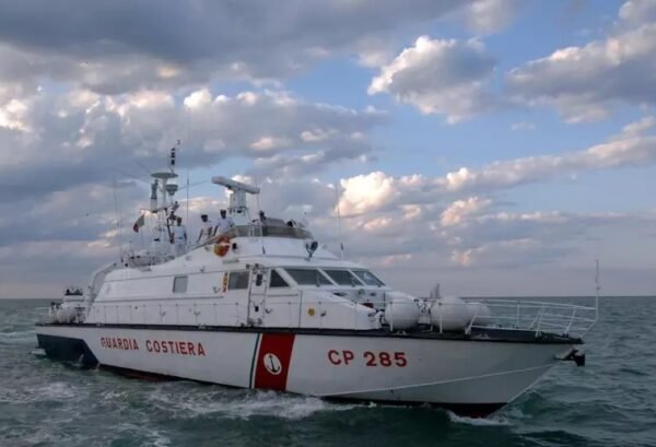 Migranti si tuffano in mare per raggiungere nave, tre dispersi