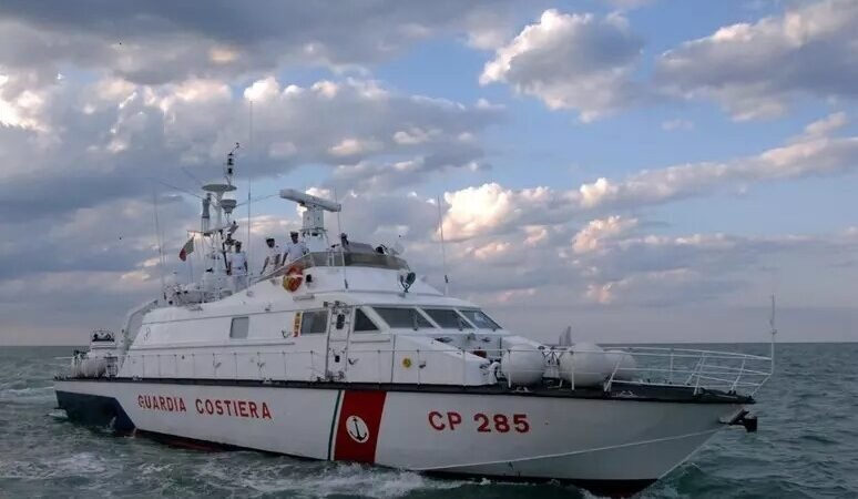Migranti si tuffano in mare per raggiungere nave, tre dispersi