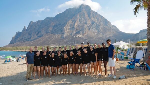La «Handball Erice» si allena sulla spiaggia della «Baia di Cornino»
