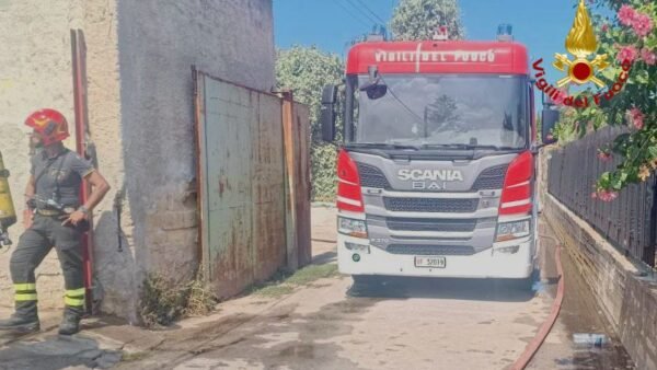 A fuoco una stalla a Palermo, muore un pony