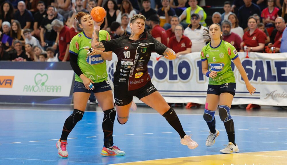 Giocatrici di pallamano durante una partita tra AC Life Style Handball Erice e Jomi Salerno