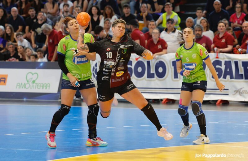 Giocatrici di pallamano durante una partita tra AC Life Style Handball Erice e Jomi Salerno