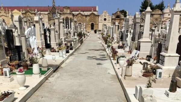 Atti vandalici al cimitero di Alcamo, la polizia municipale a lavoro