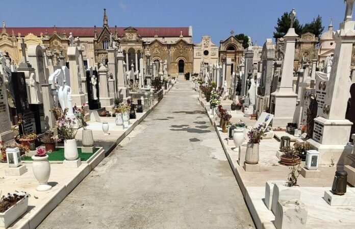 Atti vandalici al cimitero di Alcamo, la polizia municipale a lavoro