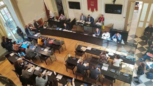 Un’aula “inturciunata”, tra onnipotenze e deliri, assente la politica