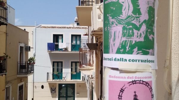 Manifesti provocatori a Castellammare: la Madonna come grido di protesta