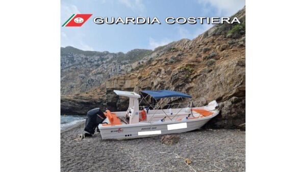 Ruba un mezzo da diporto e finisce per arenarsi su una spiaggia di Marettimo