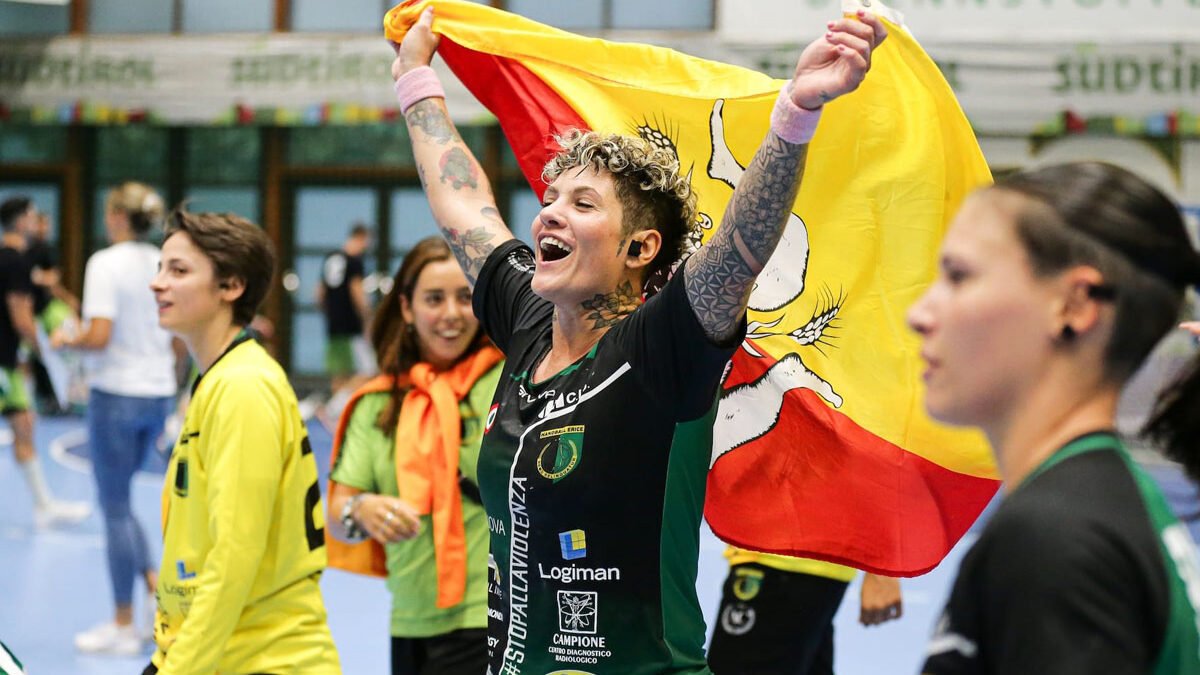 Giocatrice di pallamano dell&rsquo;Handball Erice festeggia con la bandiera siciliana