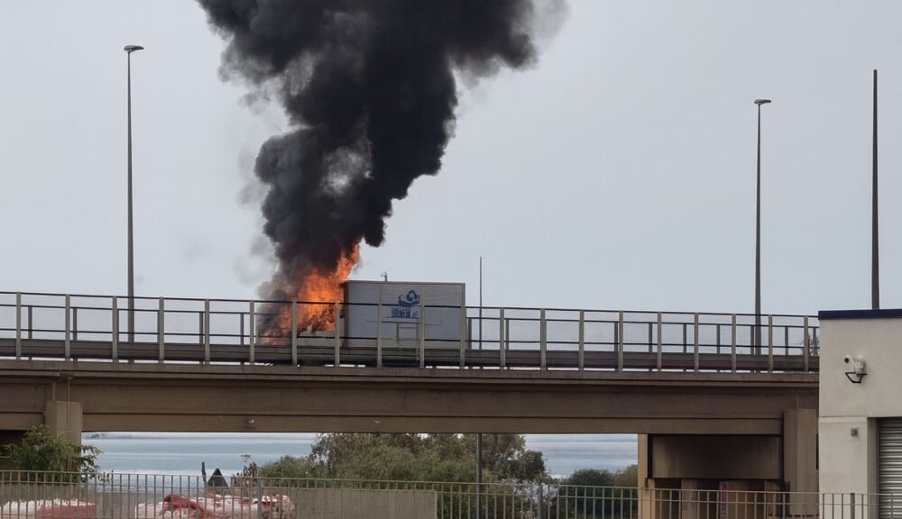 Furgone in fiamme su cavalcavia a Carini con fumo nero