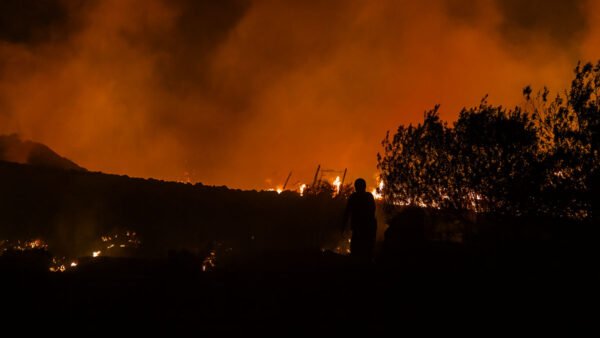 Incendio nella notte a Pantelleria, lambite alcune abitazioni