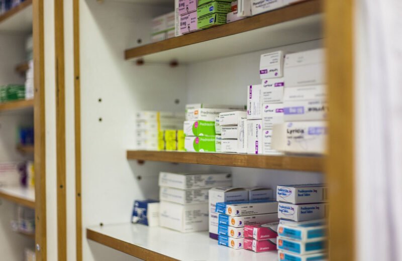 Scaffali di una farmacia con scatole di medicinali