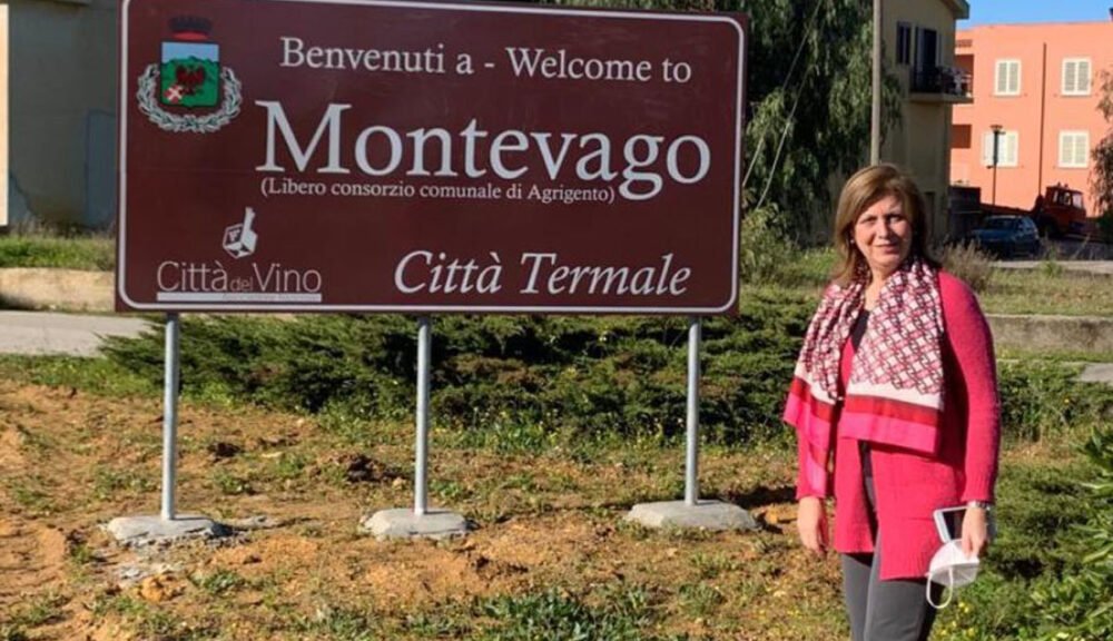 Cartello di benvenuto a Montevago, città termale e del vino in provincia di Agrigento