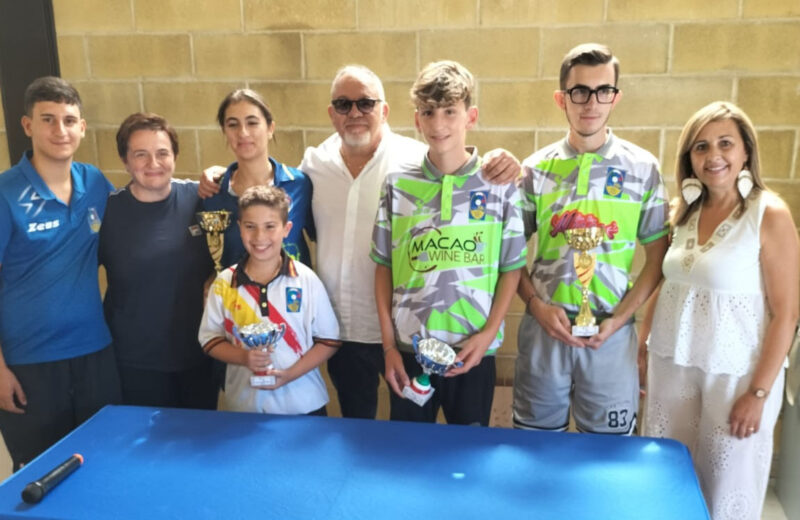 Premiazione giovani atleti bocce Sicilia con trofei