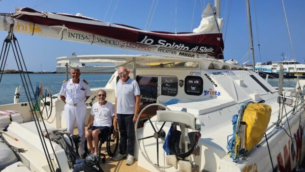 Il catamarano “Lo Spirito di Stella” ormeggiato al porto di Trapani