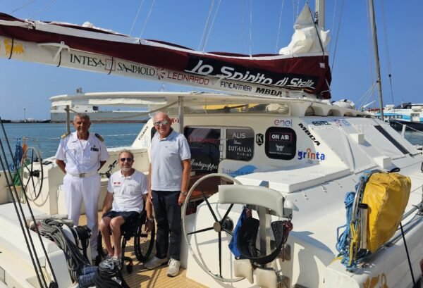 Il catamarano “Lo Spirito di Stella” ormeggiato al porto di Trapani