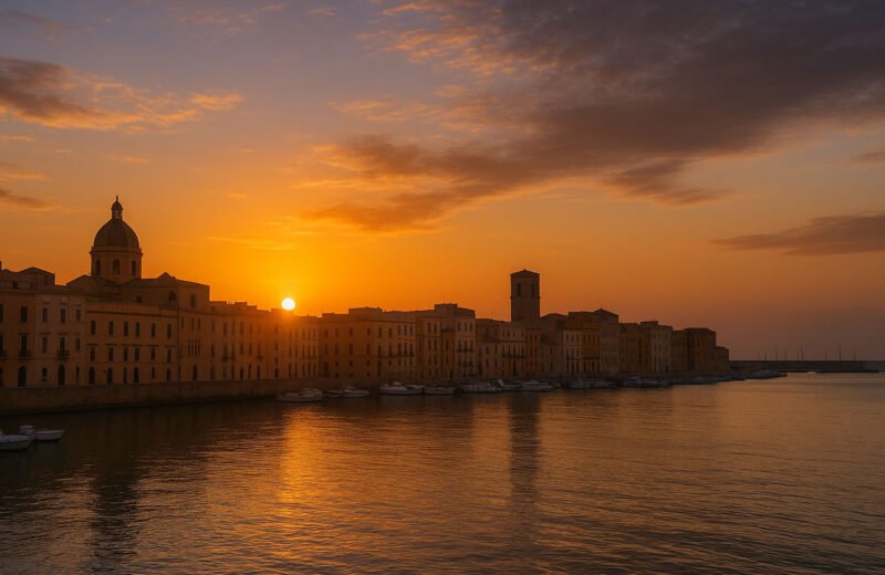 Tramonto sul lungomare di Trapani con cupola della Chiesa del Purgatorio
