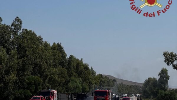Salemi. A fuoco in autostrada un mezzo pesante, il conducente in ospedale