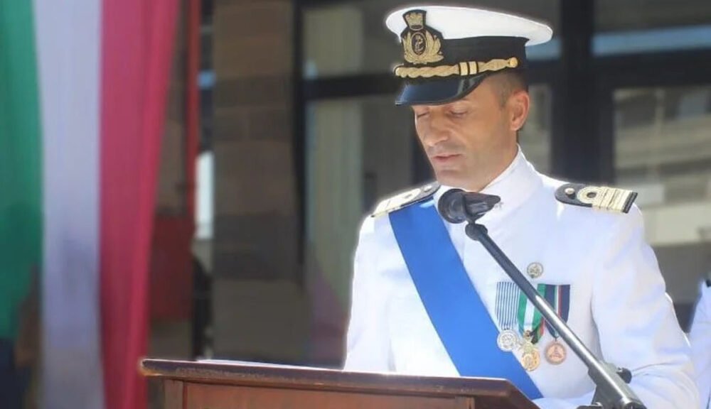 Ufficiale della Guardia Costiera italiana in uniforme bianca durante una cerimonia ufficiale