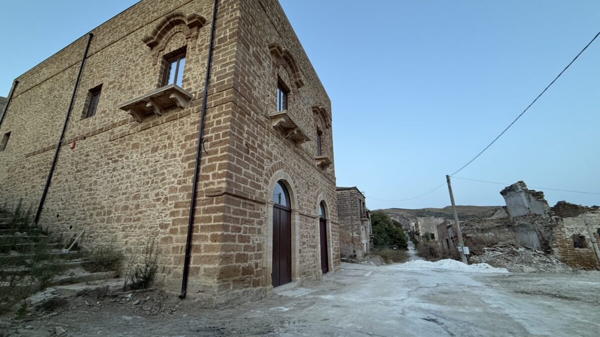 Casa Agosta restaurata a Poggioreale Vecchia, simbolo di rinascita dopo il sisma del 1968