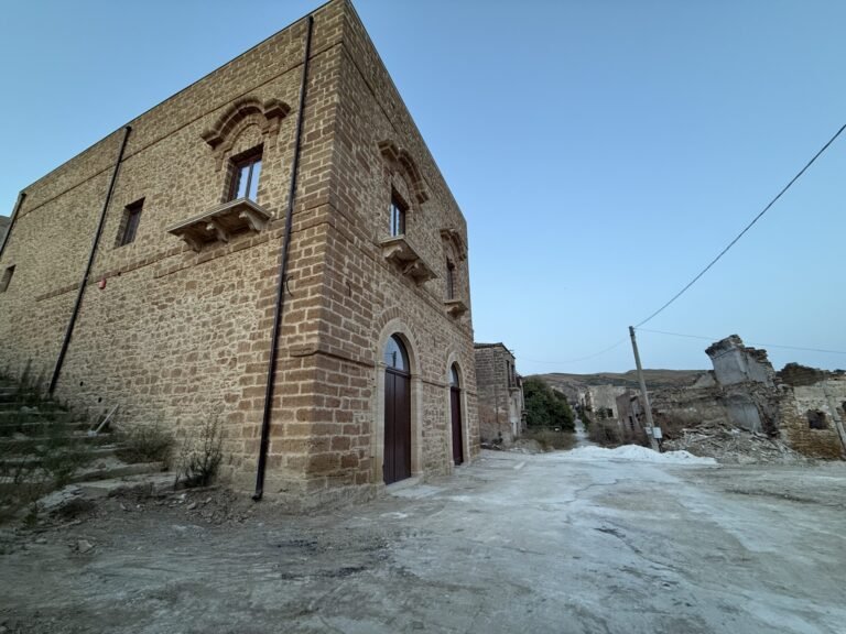 Casa Agosta restaurata a Poggioreale Vecchia, simbolo di rinascita dopo il sisma del 1968