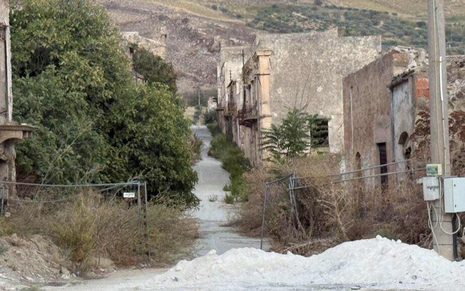 Corso Umberto a Poggioreale Vecchia tra case abbandonate dopo il terremoto del 1968