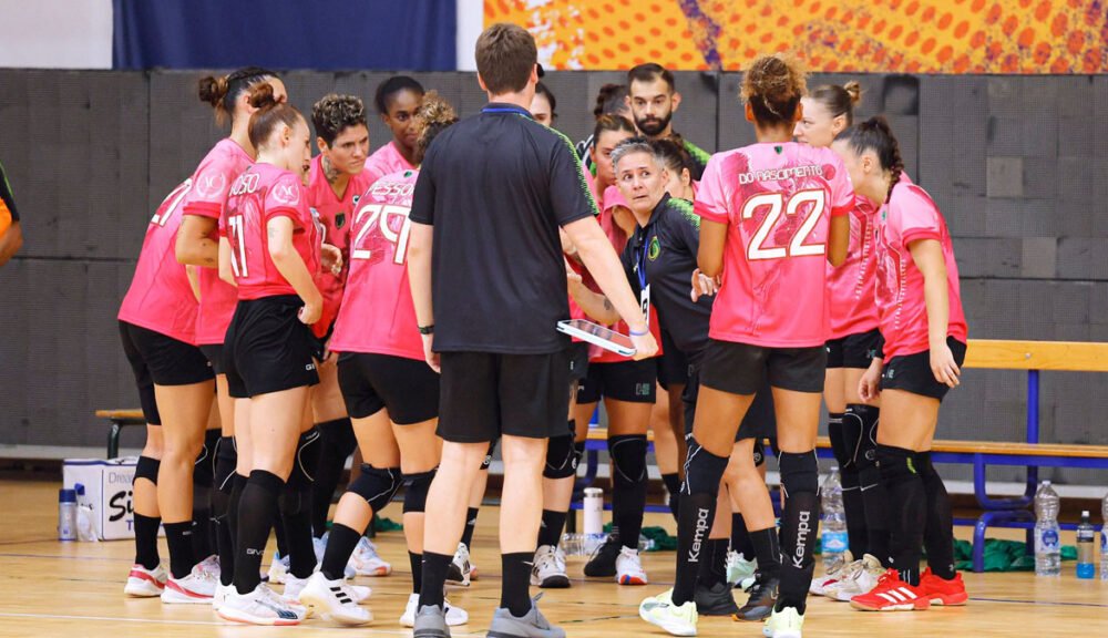 Squadra AC Life Style Handball Erice in timeout con coach Cristina Cabeza
