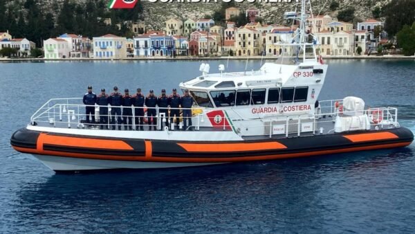 Diportisti in difficoltà salvati dalla Guardia Costiera